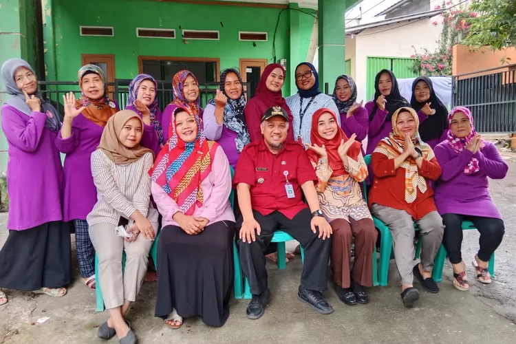 Foto bersama Lurah Pondok Jaya, Denny Ferdian bersama kader posyandu usai melaksanakan pembagian PMT di wilayahnya. (ANDIKA EKA/RADAR DEPOK)