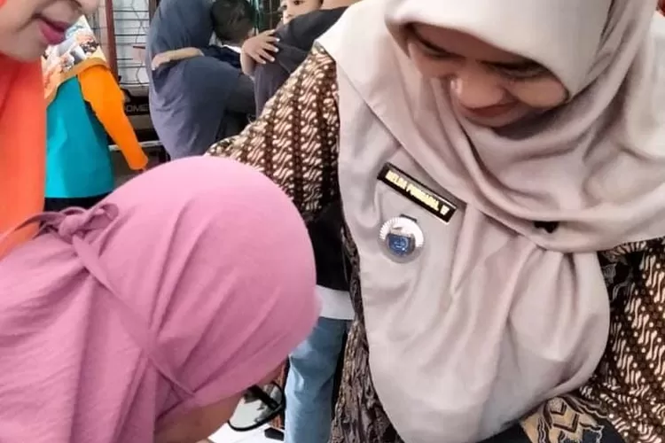 Lurah Mekarjaya, Nelda Purnadia Wardhani memberikan Vitamin A kepada bayi di Posyandu Rw 16.  (Dokumen Nelda Purnadia Wardhani)