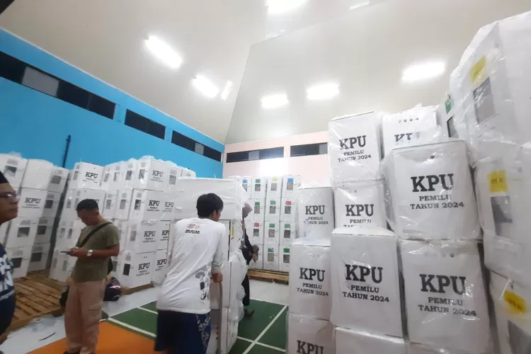 Kotak Suara sudah terkumpul di Gudang Kecamatan Cipayung  (Gabriel Omar Batistuta / Radar Depok)