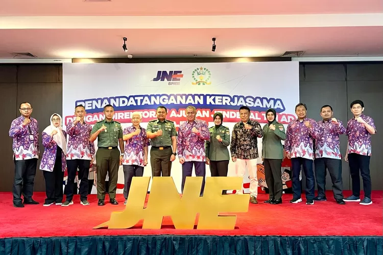 Ditajenad Beserta Jajaran foto bersama dengan jajaran managemen JNE (DOKUMEN JNE)