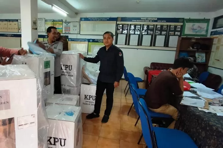 PPS Kelurahan Cinere tengah bersiap-siap mengirim logistik dari TPS yang selesai menghitung surat suara, di Kantor Kelurahan Cinere, Depok, Kamis (15/2). ( FAHMI/RADAR DEPOK)