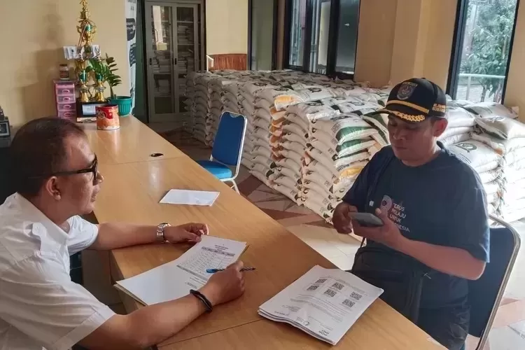 Ilustrasi penyaluran bantuan beras kepada warga Depok dari pemerintah pusat, beberapa waktu lalu. (DOKUMEN RADAR DEPOK)