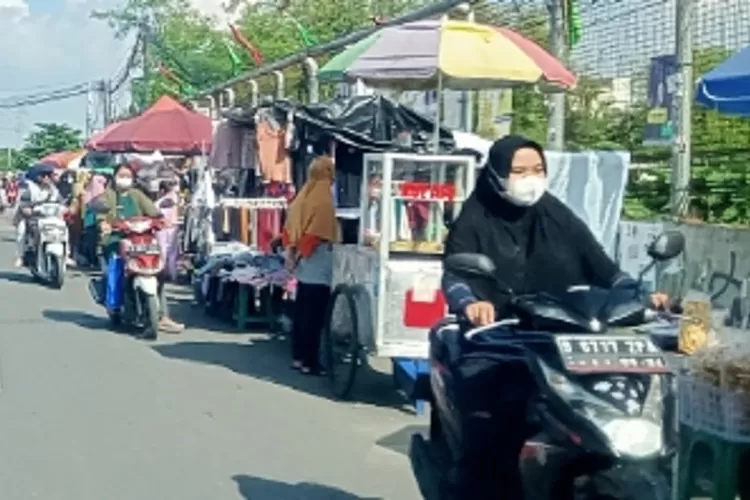 Puluhan lapak pedagang kaki lima (PKL) yang berdiri di badan jembatan Tol Cijago Grogol diperingatkan, karena melanggar aturan. (RADAR DEPOK)