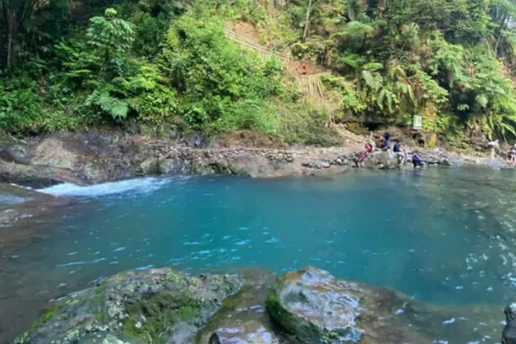 Tempat wisata dengan pesona air biru yang bikin betah di Telaga Biru Cawene  (Instagram/@telagabiru_cawene)