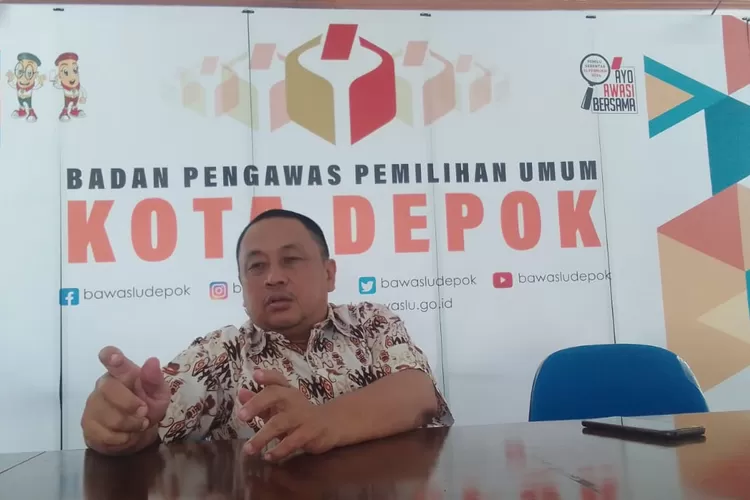 Koordinator Divisi Penanganan Pelanggaran dan Data Informasi, Bawaslu Kota Depok, Sulastio saat memberikan keterangan kepada wartawan, Kamis (22/2).  (GERARD SOEHARLY/RADAR DEPOK)
