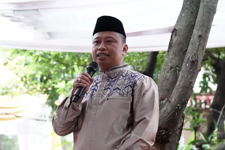 Sekda Kota Depok, Supian Suri saat memberikan sambutan dalam kegiatan Peringatan Isra Miraj dan Haul orangtua Supian Suri di kediamannya, Saung Khidmat, RT 2/3, Kelurahan Jatimulya, Kecamatan Cilodong, Minggu (25/2).  (GERARD SOEHARLY/RADAR DEPOK)