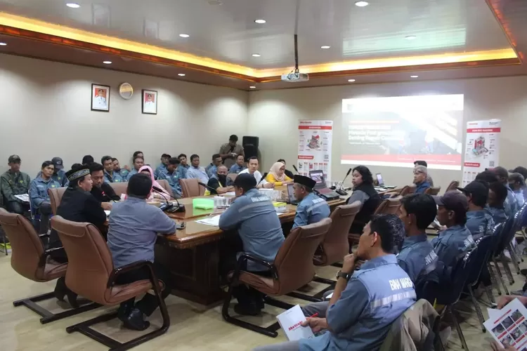 Puluhan Satgas Dinas Pekerjaan Umum dan Penataan Ruang (DPUPR) Kota Depok diberikan pemahaman, terkait berbagai macam metode perbaikan jalan dari pihak ketiga.