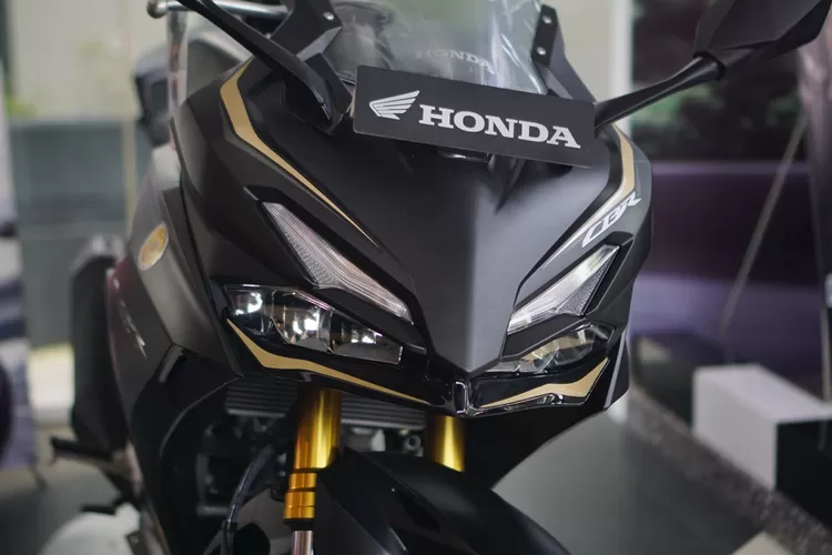 Mengenal jenis dan posisi lampu sein depan pada sepeda motor Honda.