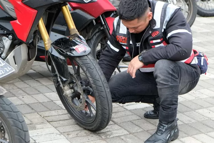 Ilustrasi tips merawat sepeda motor saat musim hujan.