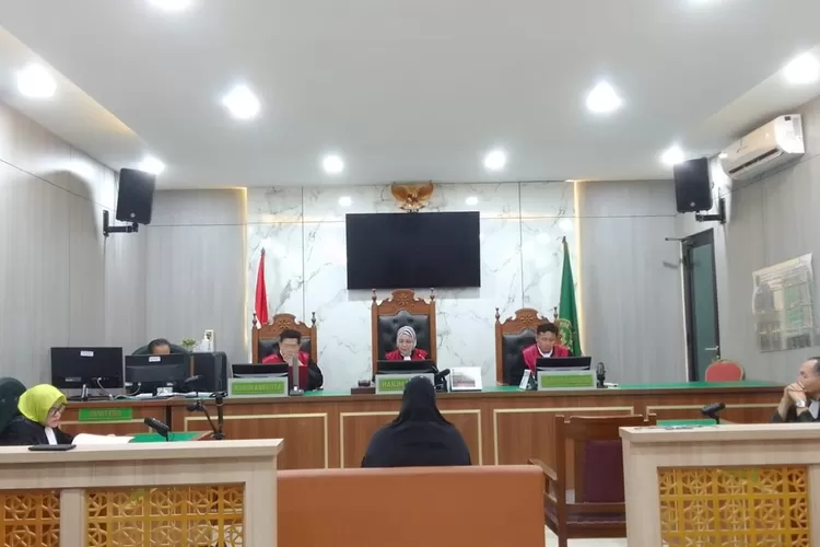 Majelis hakim Pengadilan Negeri (PN) Depok menjatuhkan vonis 2 tahun kurungan penjara kepada Ajeng Ayulina, terdakwa penipuan tiker konser Coldplay, di Ruang Sidang III PN Depok, Senin (26/2). (ANDIKA EKA/RADAR DEPOK)