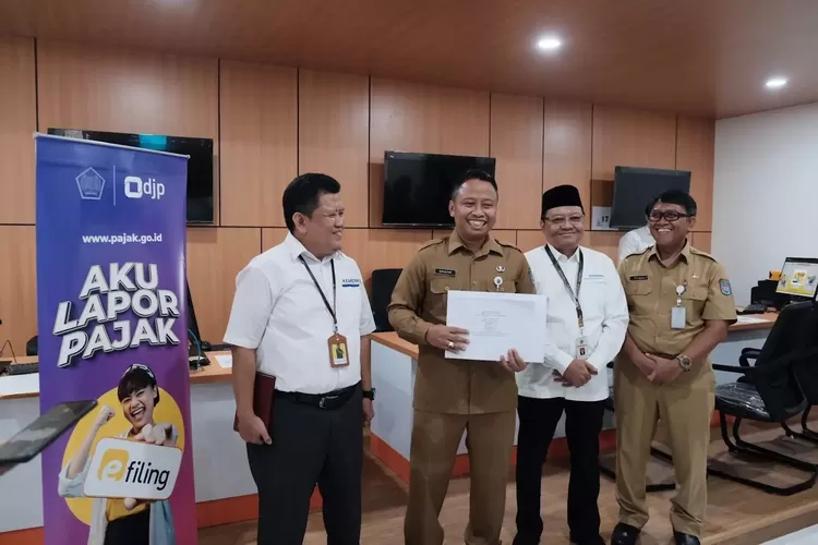 Sekda Depok, Supian Suri (kedua dari kanan) saat menerima bukti pelaporan SPT tahunan PPh tahun pajak 2023 di Mall Pelayanan Publik (MPP) Gedung Dibaleka Lantai 1. (ist)