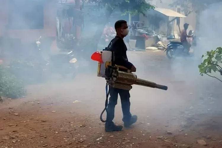 Fogging dalam pencegahan dan penanggulangan DBD, di Lingkungan RT2/4 dan RT3/4, Kelurahan Cinangka, Kecamatan Sawangan. (Radar Depok)