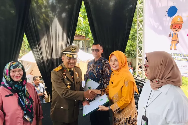 Direktur RSUD ASA Depok, Enny Ekasari terima sertifikat K3, pada puncak peringatan Bulan Keselamatan dan Kesehatan Kerja (K3) Nasional Tahun 2024. (ANDIKA EKA/RADAR DEPOK)