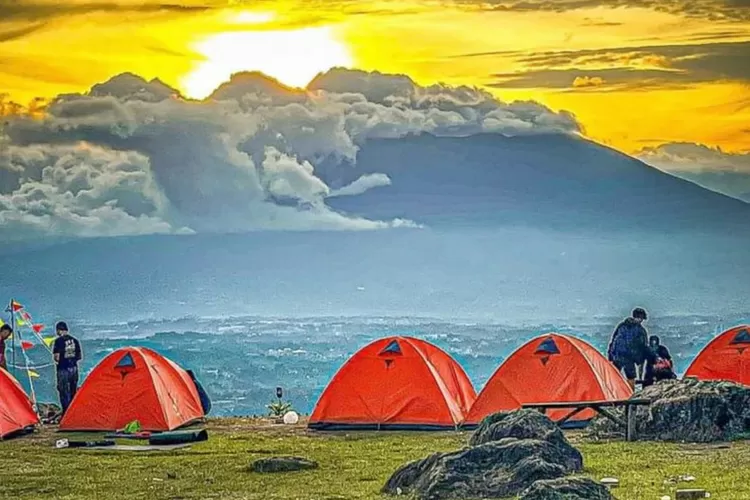 Pemandangan camping ground di Bukit Cirimpak akan membuat betah (Instagram/@bukit_cirimpak)