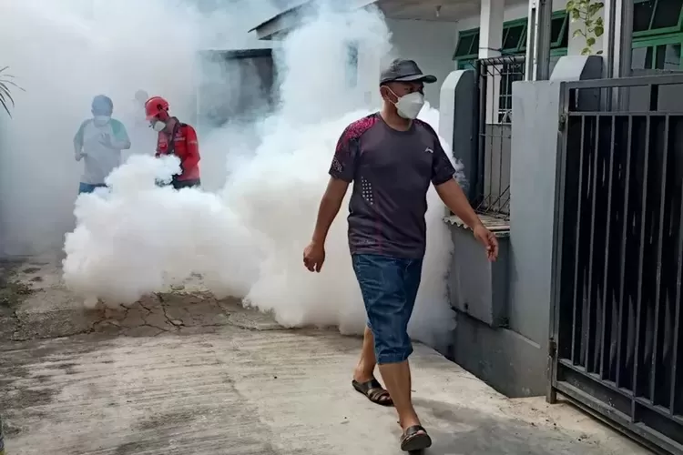 Fogging dalam pencegahan dan penanggulangan DBD, di salah satu lingkungan di Kota Depok (ANDIKA EKA/RADAR DEPOK)