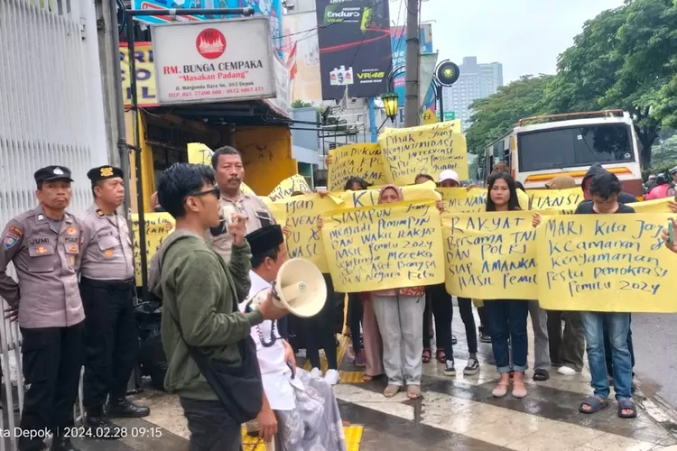 Sejumlah massa yang tergabung dalam Aliansi Masyarakat Cinta Damai (AMCD) menggelar aksi damai di depan gedung Komisi Pemilihan Umum (KPU) Kota Depok.