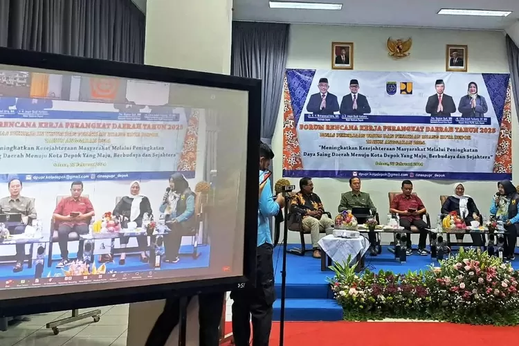 Jalan di Kota Depok Akan DirekonstruksiKegiatan Forum Rencana Kerja (Renja) DPUPR di Aula Kantor DPUPR Kota Depok, Jalan Raya Bogor, Selasa (27/2). (RADAR DEPOK)