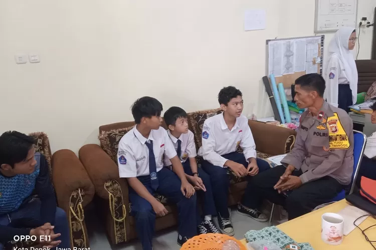 Tiga pelajar SMP di Depok menjadi korban penipuan  orang yang tak dikenal, yang mengaku sebagai ojek online, di Jalan Komplek Timah, RT6/12, Kelurahan Tugu, Kecamatan Cimanggis, Kota Depok, Senin (26/2). (DOKUMEN POLSEK CIMANGGIS)