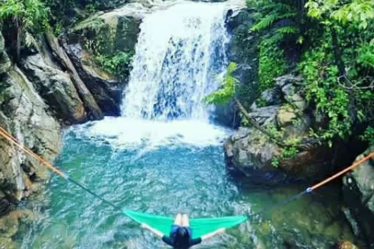 Curug Hordeng yang memiliki tampilan seperti tirai yang indah (Instagram/@curughoedengsentul)