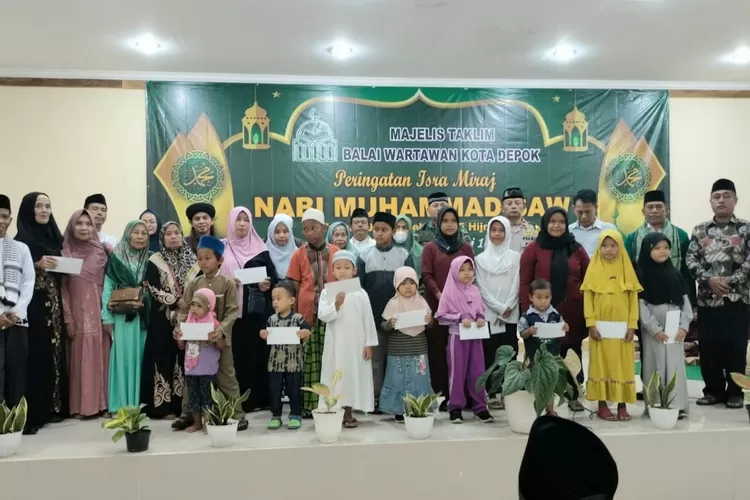 Peringatan Isra Miraj 1445 Hijriah, sekaligus menyantuni puluhan anak yatim, janda dan dhuafa di Kota Depok di Gedung Balai Rakyat, Kelurahan Depok Jaya, Kecamatan Pancoranmas, Selasa (27/2). (ANDIKA EKA/RADAR DEPOK)