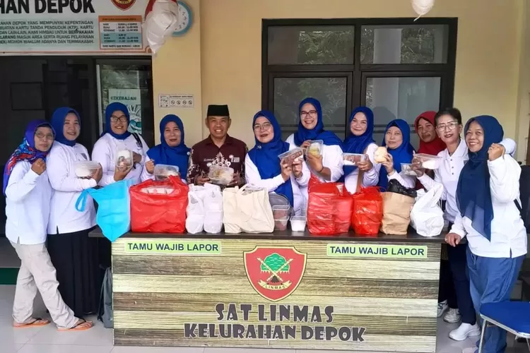 Lurah Depok, Herman bersama TP PKK sebelum membagikan makan siang gratis kepada pengendara roda dua di Jalan Raya Kartini, belum lama ini. (Kelurahan Depok)