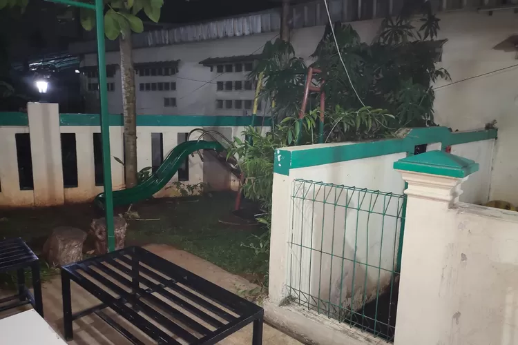 Penampakan tembok Perumahan Caltex yang dituduh menutup akses Pondok Pesantren Khoirur Rooziqiin, di Kecamatan Beji, Kota Depok.  (DOKUMEN PRIBADI)