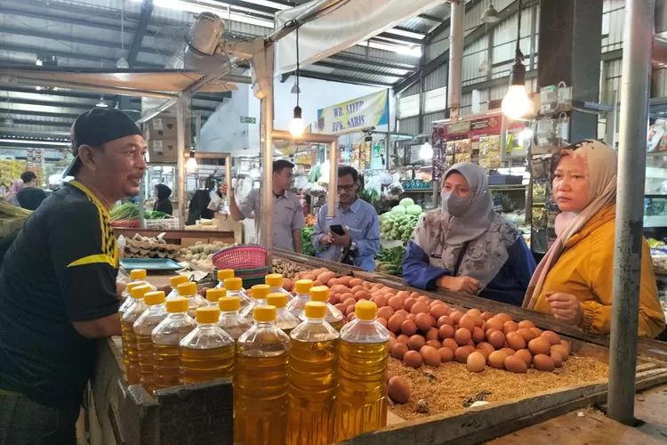 Ilustrasi kegiatan jual beli di UPT Pasar Sukatani, Kelurahan Sukatani, Kecamatan Tapos, beberapa waktu lalu. (ISTIMEWA)