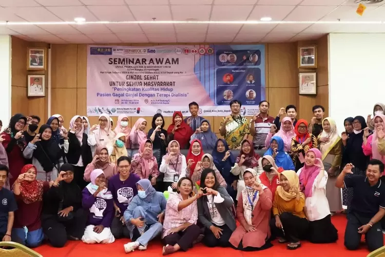 Peserta seminar awam berfoto bersama usai mengikuti seminar awam bertajuk Ginjal Sehat Untuk Masyarakat di Aula Lantai 4 Gedung C RSUD KiSA. (RSUD Kisa)