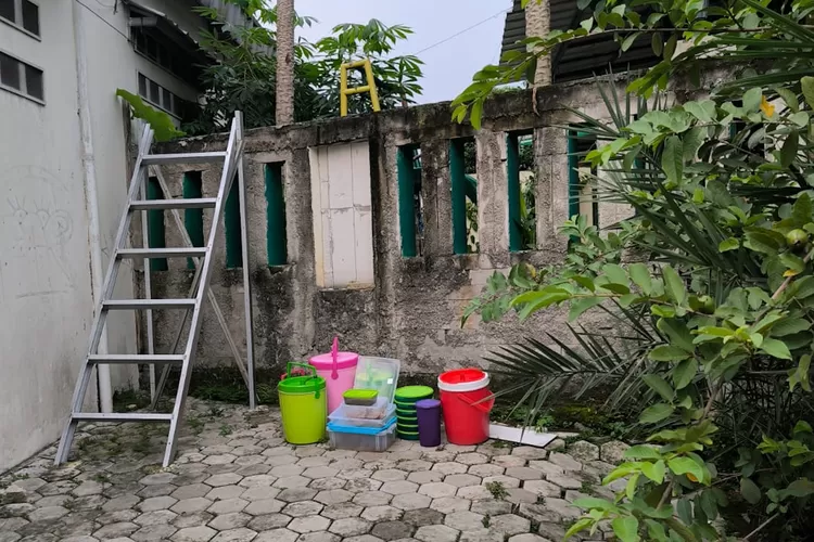 Akses Jalan Pondok Pesantren Khoirur Rooziqiin ditutup, para penghuni gunakan tangga untuk keluar masuk area.