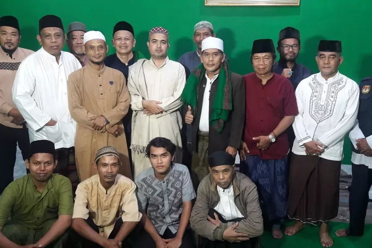 Majelis Taklim Al Mubarok 33 menggelar pembacaan zikir dan salawat Nabi Muhammad SAW, Sabtu (2/3) malam. Acara digelar di markas Majelis Taklim Al Mubarok 33, RW4, Kelurahan Bedahan, Kecamatan Sawangan, Depok. Puluhan jemaah hadir. (MONICA/RADAR DEPOK)