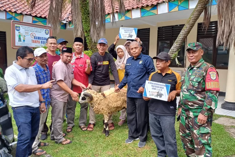 Penyerahan 1 ekor kambing kepada salah satu RW pemenang partisipasi Pemilu 2024 di aula Kelurahan Sukamajaya, Kecamatan Sukamajaya.&nbsp; (ANDIKA EKA/RADAR DEPOK)