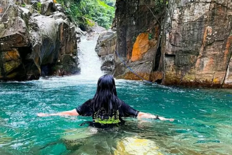 View Curug Cibaliung yang miliki air terjun sebening embun pagi  (Instagram/@sarissar_)