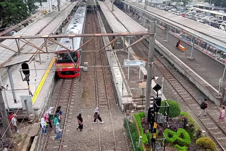 Commuterline saat berhenti di Stasiun Depok Baru, Kecamatan Pancoranmas. (GERARD SOEHARLY/RADAR DEPOK)