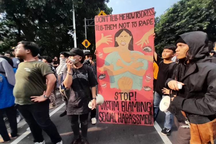 AKSI : Demonstrasi yang dilakukan mahasiswa Universitas Pancasila di depan gedung rektorat, Jagakarsa, Jakarta Selatan, Selasa (27/2) yang menolak adanya dugaan pelecehan seksual. (ALDY RAMA/RADAR DEPOK)