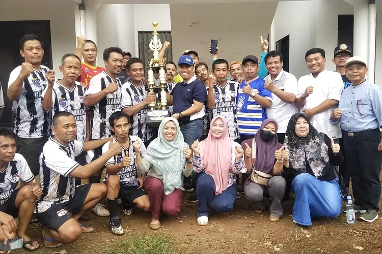 Sekretaris Daerah (Sekda) Kota Depok, Supian Suri memberikan piala hasil turnamen sepakbola U-40 legend di Lapangan Irekap'S FC, Kelurahan Jatimulya, Kecamatan Cilodong. (ANDIKA EKA/RADAR DEPOK)