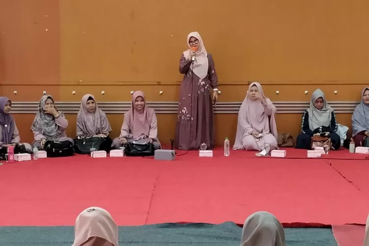 Ketua TP PKK Kecamatan Cinere Nur Kamelia memberikan pemaparan saat rangkaian pengajian bulanan (Tawaqufan), Selasa (5/3). (FAHMI/RADAR DEPOK)