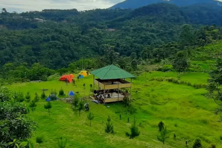 Pemandangan di Gunung Menir Camp sebagai tempat wisata baru yang menyediakan tempat camping (Instagram/@gunungmenircampp)