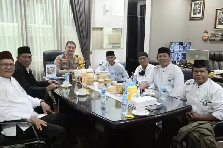 Kapolres Metro Depok, Kombes Pol Arya Perdana saat berjumpa dengan Pengurus MT Balwan Pemkot Depok, di ruang kerjanya, Selasa (5/3/2024). (DOKUMEN MT BALWAN PEMKOT DEPOK)