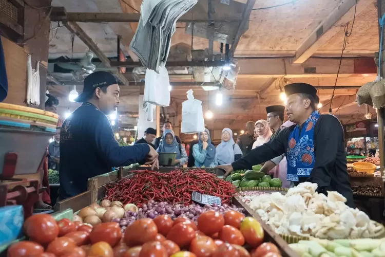 Ketua Harian TPID Kota Depok, Supian Suri mengecek ketersediaan pangan di Pasar Cisalak, beberapa waktu lalu. (ISTIMEWA)