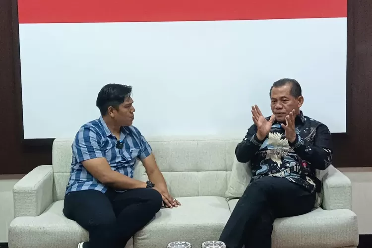 Pimpinan Redaksi Harian Radar Depok, Iqbal Muhamad (Kiri) dan Direktur Deradikalisasi BNPT, Brigjen Polisi Achmad Nurwahid (Kanan) dalam Podcast Observasi di Youtube Radar Depok. (ANDIKA EKA/RADAR DEPOK)