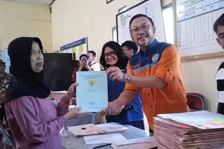 Kepala BPN Kota Depok, Indra Gunawan saat menyerahkan sertifikat program PTSL Tahun 2023 kepada salah satu warga, beberapa waktu lalu.  (GERARD SOEHARLY/RADAR DEPOK)