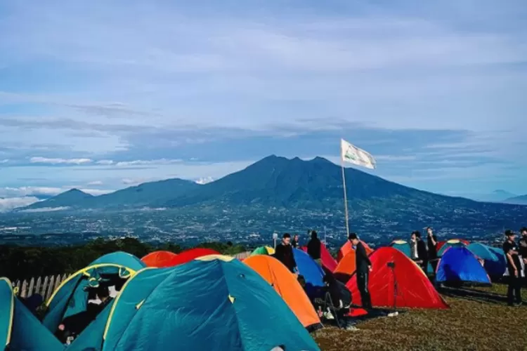 Pemandangan di camping ground Puncak Halimun Camp yang menakjubkan (Instagram/@puncak_halimuncamp)