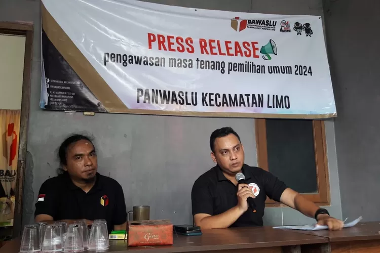 Ketua Panwascam Limo, Hery Hardianto dan seorang komisioner, saat memberi keterangan soal dugaan politik uang, Kamis (7/3).  (Junior/Radar Depok)