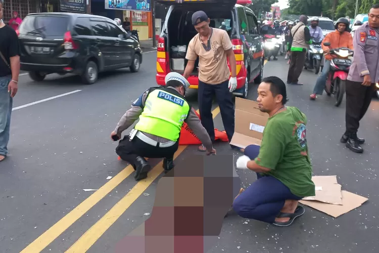 TKP Laka lantas yang terjadi di Jalan Raya Bogor tepatnya di depan PT Tokai, Kelurahan Tugu, Kecamatan Cimanggis, pada Kamis (7/3) pagi. (DOKUMEN POLRES METRO DEPOK)