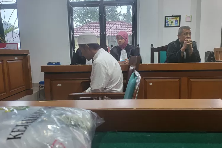Achmad Fauzi Kurniawan alias Bejo terdakwa kasus peredaran narkotika saat menjalani persidangan di Pengadilan Negeri Depok. (DOKUMEN Kejari Depok)
