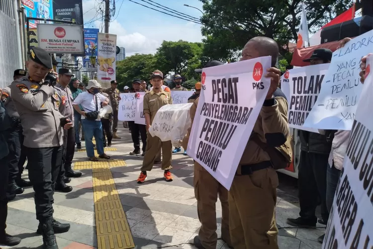 Simpatisan PKS Depok melakukan aksi unjuk rasa dengan membawa keranda dengan bertuliskan matinya demokrasi, di depan Gedung KPU Kota Depok. (ANDIKA EKA/RADAR DEPOK)