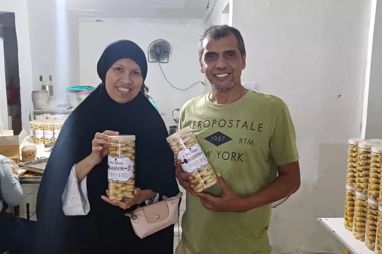 Pemililk produk Kue Kacang Bu Odeh saat memamerkan produknya. (ANDIKA EKA/RADAR DEPOK)