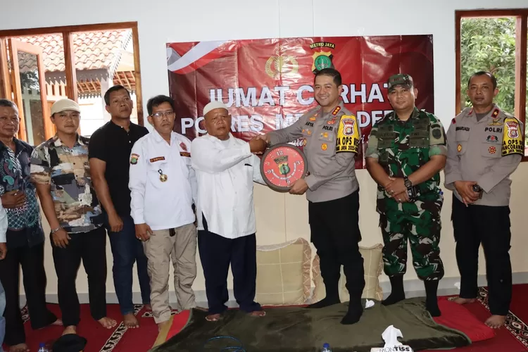 Kapolres Metro Depok, Kombes Arya Perdana ambil bagian dalam acara Jumat Curhat dan Rembug Warga, di Jalan Harapan, RT5/3, Kelurahan Rangkapanjaya, Kecamatan Pancoranmas, Jumat (8/3).  (Polres Metro Depok)