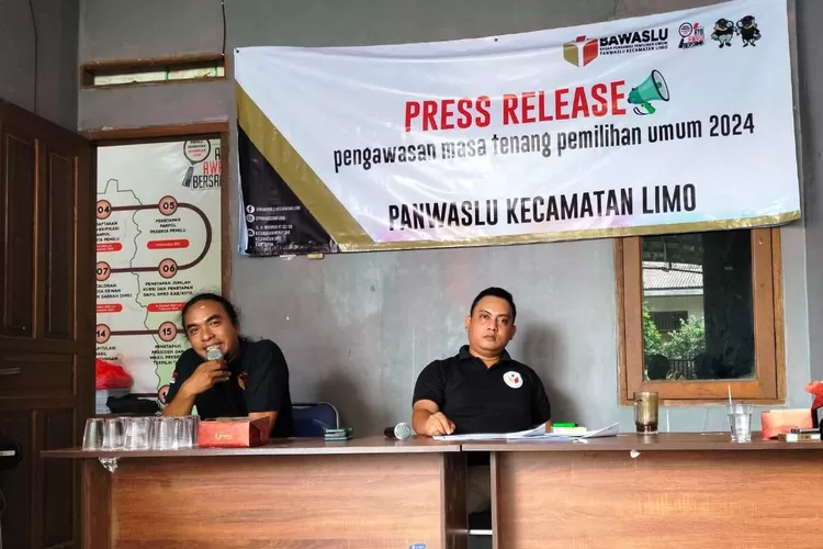 Ketua Panwascam Kecamatan Limo Hery Hardianto didampingi Divisi HPHLM Panwascam Limo Aga Hermawan, saat memberikan keterangan di Sekretariat Panwascam Limo, Kamis (7/3). (FAHMI/RADAR DEPOK)