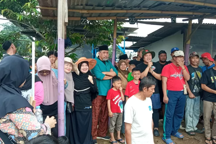 KBRC bersama Tokoh Perempuan Kota Depok,  Mpok Hj Nuryuliani saat persiapan ngubek empang tradisi budaya jelang Ramadan (DOKUMEN PRIBADI)